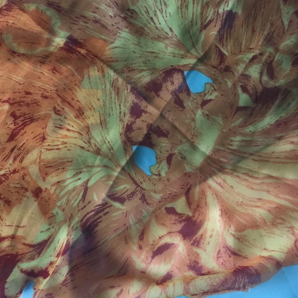 Sheer, gorgeous scarf - Picture 2 of 4